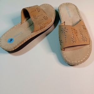 HIGH SIERRA, TAN SLIP-ON SANDALS, SIZE: 6